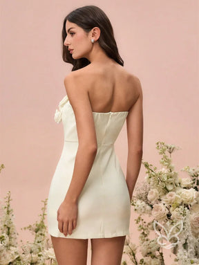 Vestido Curto Bandeau Com Detalhe Floral 3D E Caimento Ajustado Vestido Curto Bandeau Com Detalhe Floral 3D E Caimento