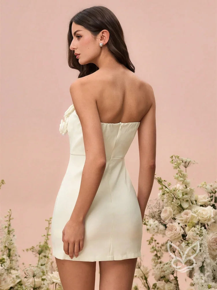 Vestido Curto Bandeau Com Detalhe Floral 3D E Caimento Ajustado Vestido Curto Bandeau Com Detalhe Floral 3D E Caimento