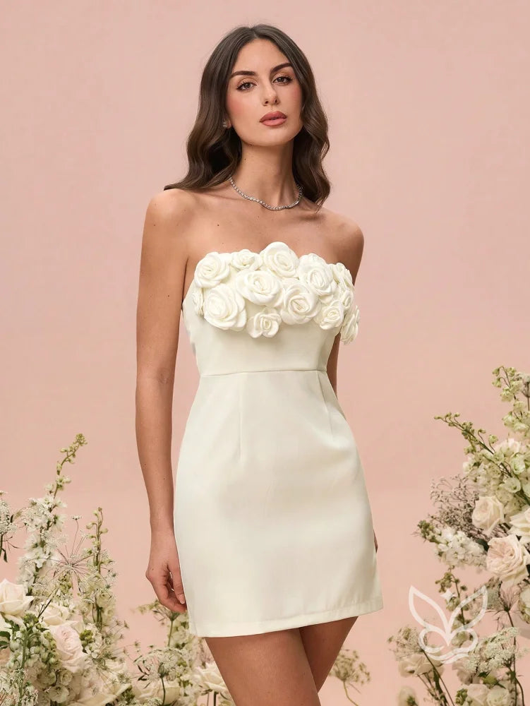 Vestido Curto Bandeau Com Detalhe Floral 3D E Caimento Ajustado Vestido Curto Bandeau Com Detalhe Floral 3D E Caimento