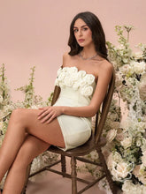 Vestido Curto Bandeau Com Detalhe Floral 3D E Caimento Ajustado Damasco / PP Vestido Curto Bandeau Com Detalhe Floral