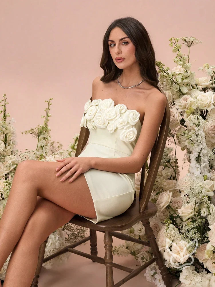 Vestido Curto Bandeau Com Detalhe Floral 3D E Caimento Ajustado Damasco / PP Vestido Curto Bandeau Com Detalhe Floral