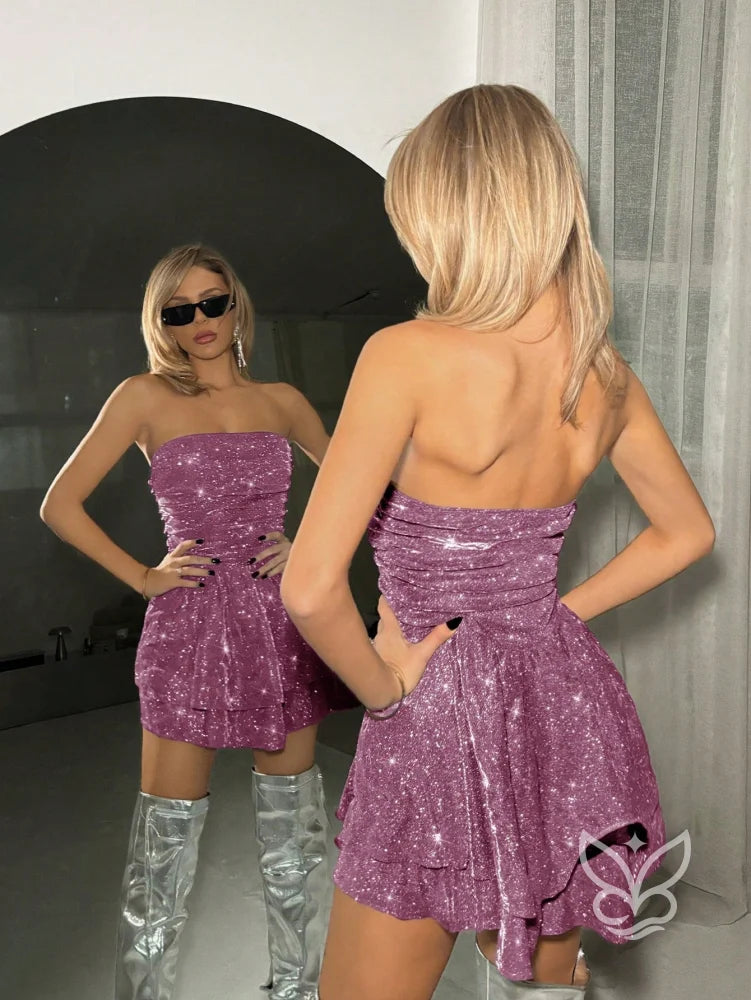 Vestido Curto Bandeau Com Detalhe Metálico E Estilo Casual Vestido Curto Bandeau Com Detalhe Metálico E Estilo Casual