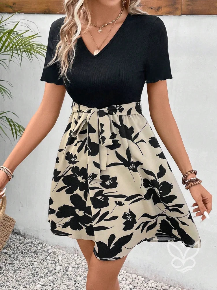 Vestido Curto Bicolor Com Estampa Floral E Cintura Marcada Vestido Curto Bicolor Com Estampa Floral E Cintura Marcada