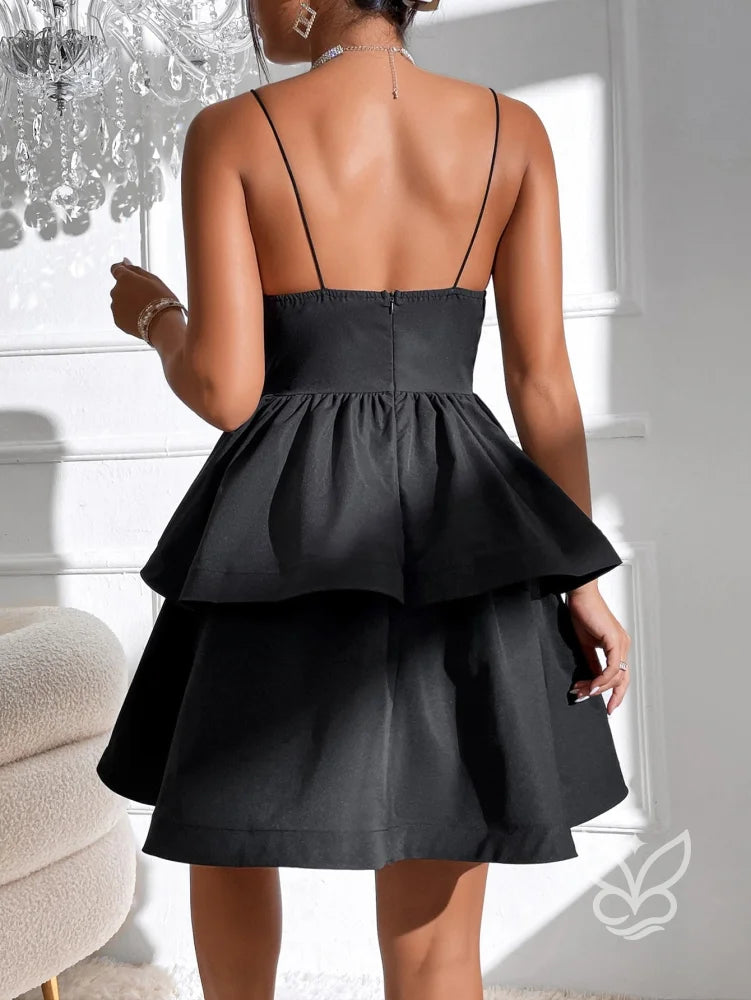 Vestido Curto Com Alças Finas E Saia Em Camadas Volumosas Vestido Curto Com Alças Finas E Saia Em Camadas Volumosas
