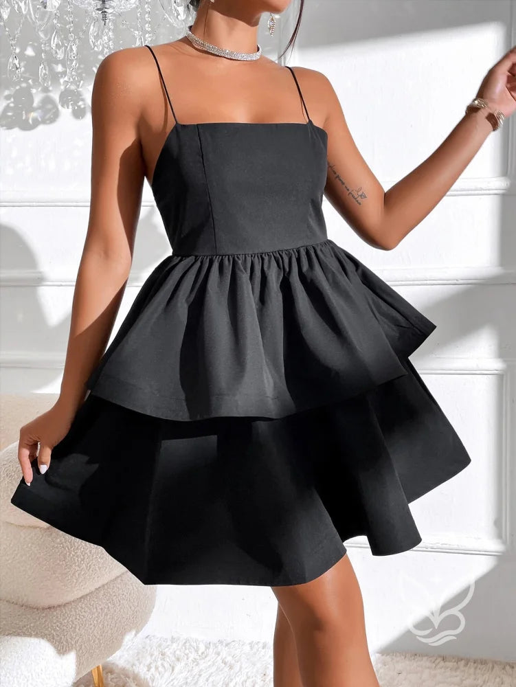Vestido Curto Com Alças Finas E Saia Em Camadas Volumosas Vestido Curto Com Alças Finas E Saia Em Camadas Volumosas