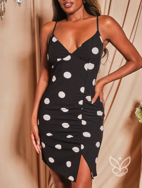 Vestido Curto Com Alças Finas Estampa Poá E Fenda Na Barra Vestido Curto Com Alças Finas Estampa Poá E Fenda Na Barra