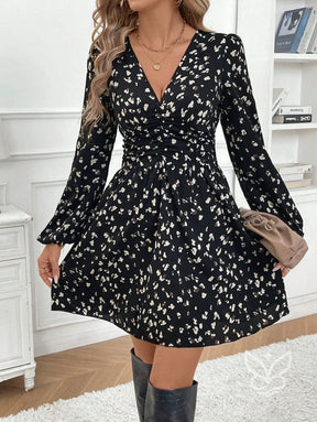 Vestido Curto Floral Com Manga Longa E Decote V Vestido Curto Floral Com Manga Longa E Decote V