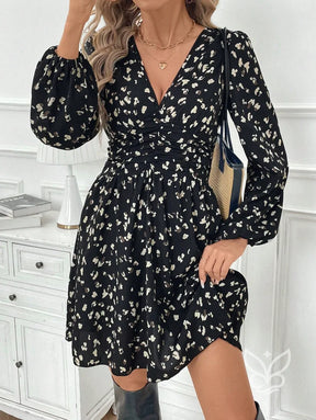 Vestido Curto Floral Com Manga Longa E Decote V Preto / PP Vestido Curto Floral Com Manga Longa E Decote V