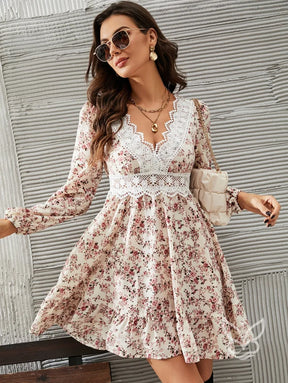 Vestido Curto Floral Com Renda E Decote V Profundo Vestido Curto Floral Com Renda E Decote V Profundo