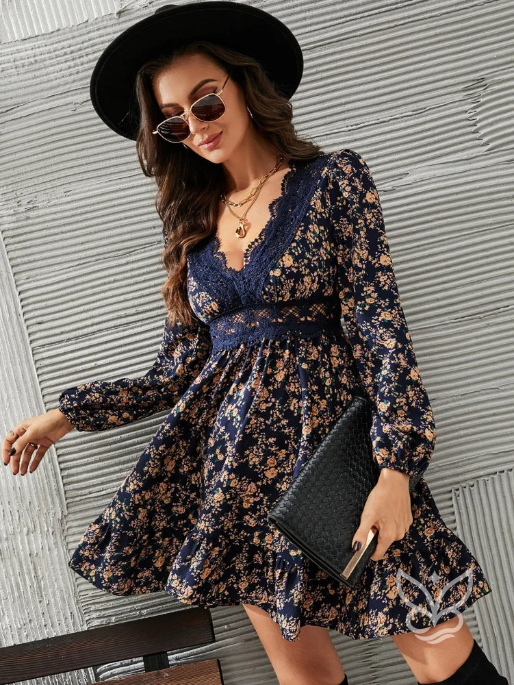 Vestido Curto Floral Com Renda E Decote V Profundo Vestido Curto Floral Com Renda E Decote V Profundo