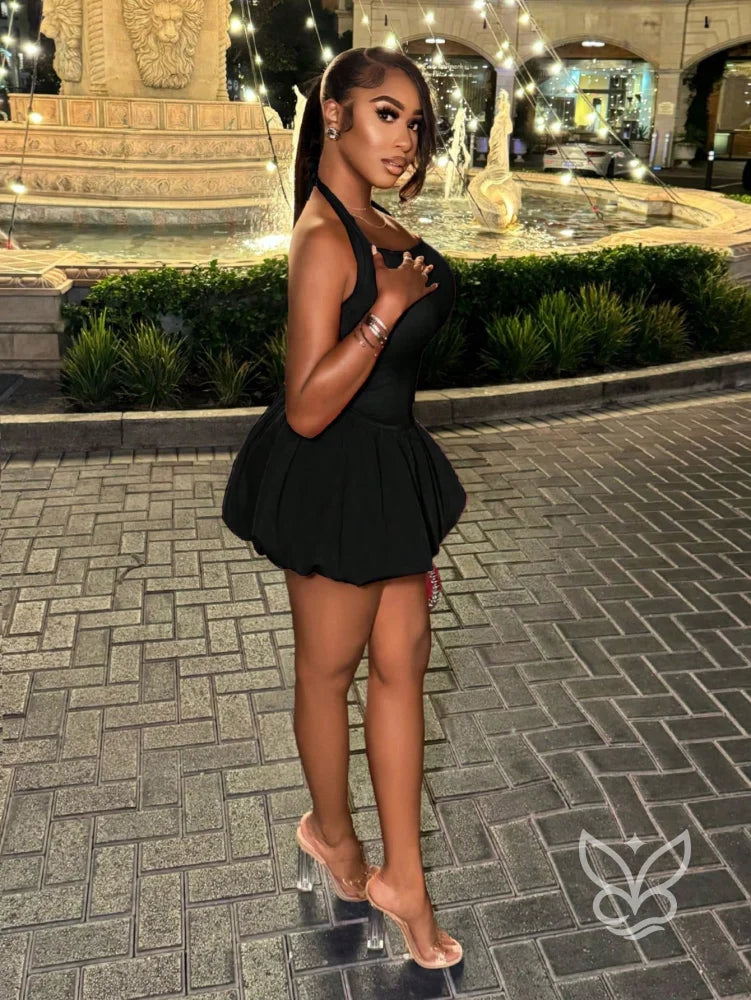 Vestido Curto Halter Com Costas Abertas E Barra Bufante Vestido Curto Halter Com Costas Abertas E Barra Bufante