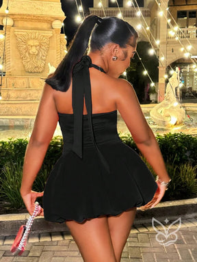 Vestido Curto Halter Com Costas Abertas E Barra Bufante Vestido Curto Halter Com Costas Abertas E Barra Bufante