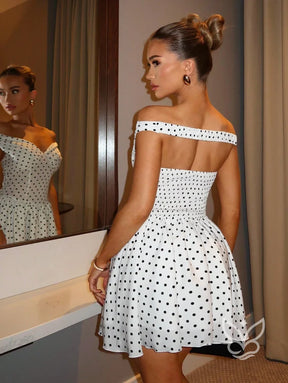 Vestido Curto Ombro A Ombro Com Estampa Poá E Saia Rodada Vestido Curto Ombro A Ombro Com Estampa Poá E Saia Rodada