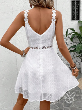 Vestido Curto Rodado Com Alça Rendada E Detalhe Vazado Vestido Curto Rodado Com Alça Rendada E Detalhe Vazado