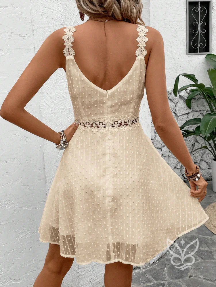 Vestido Curto Rodado Com Alça Rendada E Detalhe Vazado Vestido Curto Rodado Com Alça Rendada E Detalhe Vazado