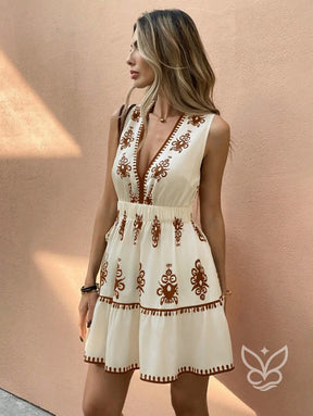 Vestido Curto Rodado Com Bordado E Decote Profundo Vestido Curto Rodado Com Bordado E Decote Profundo