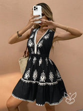 Vestido Curto Rodado Com Bordado E Decote Profundo Preto / PP Vestido Curto Rodado Com Bordado E Decote Profundo