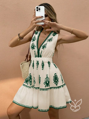Vestido Curto Rodado Com Bordado E Decote Profundo Verde / PP Vestido Curto Rodado Com Bordado E Decote Profundo