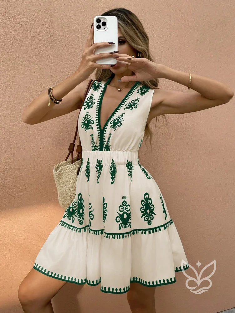 Vestido Curto Rodado Com Bordado E Decote Profundo Verde / PP Vestido Curto Rodado Com Bordado E Decote Profundo