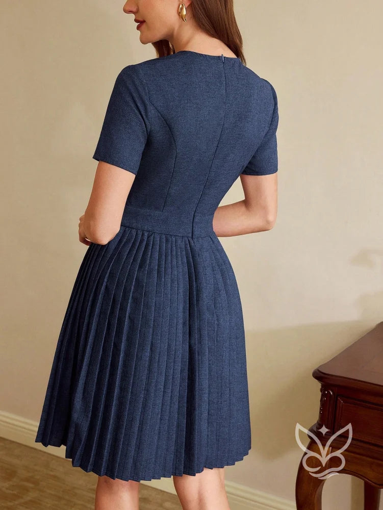 Vestido Fit And Flare com Saia Plissada Elegante Vestido Fit And Flare com Saia Plissada Elegante