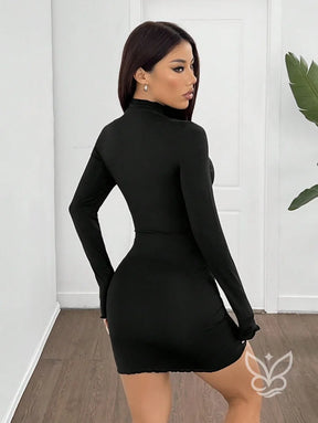 Vestido Justo Curto Com Manga Longa E Gola Alta Vestido Justo Curto Com Manga Longa E Gola Alta