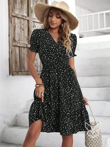 Vestido Midi Floral Com Manga Curta Bufante E Decote V Preto / PP Vestido Midi Floral Com Manga Curta Bufante E Decote V
