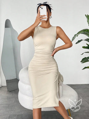 Vestido Midi Justo Com Amarração Lateral E Sem Manga Vestido Midi Justo Com Amarração Lateral E Sem Manga