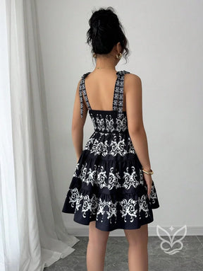 Vestido Rodado Com Alça Laço E Bordado Floral Contrastante Vestido Rodado Com Alça Laço E Bordado Floral Contrastante