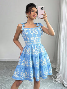 Vestido Rodado Com Alça Laço E Bordado Floral Contrastante Vestido Rodado Com Alça Laço E Bordado Floral Contrastante