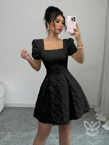 Vestido Texturizado Com Manga Bufante E Decote Quadrado Preto / PP Vestido Texturizado Com Manga Bufante E Decote
