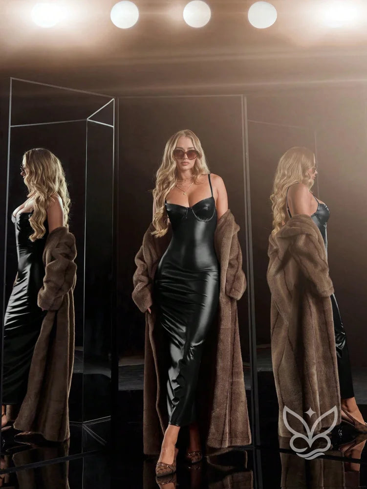 Vestido Tubinho Em Material Brilhante Com Alças Finas Vestido Tubinho Em Material Brilhante Com Alças Finas